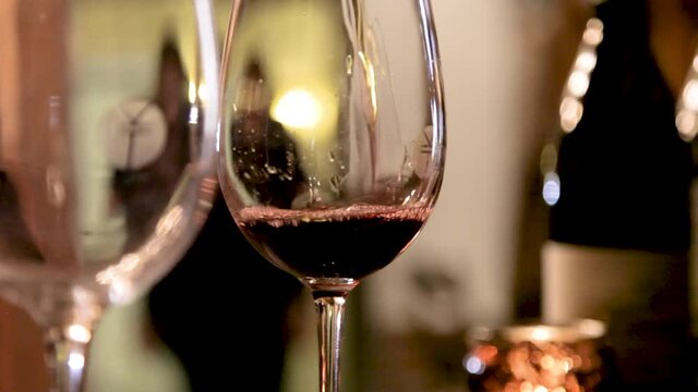 Vin h&auml;lls upp i vinglas i vin k&auml;llare