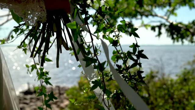 N&auml;rbild p&aring; en Brudbukett l&auml;ngs havet en varm sommar dag