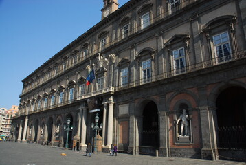 Obraz premium Napoli (naples) sights and mount vesuvius with statues in italy