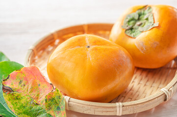 かごに盛った富有柿