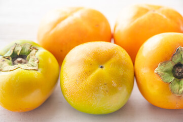 並んだ富有柿と太秋柿