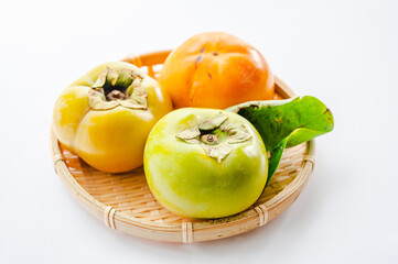 カゴに盛った太秋柿