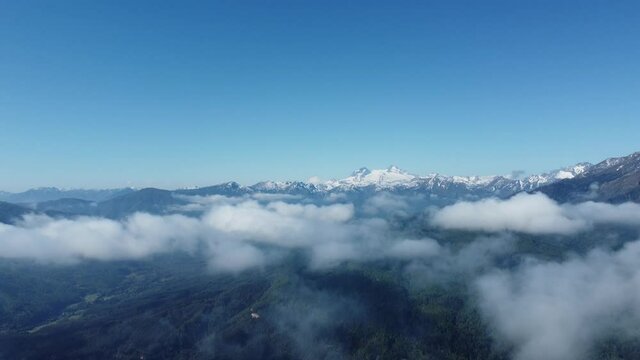 Vista sobre las nubes cordillera de los andes sector ralco sur de Chile 