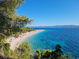 Berühmter Strand am Kap Zlatni rat in der Nähe von Bol, Insel Brač, Paradies für Kite- und Windsurfer in Kroatien, Adria