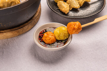 간장 베이스로 만든 육수와 다양한 어묵이 들어간 어묵탕