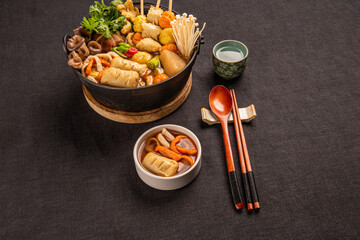 간장 베이스로 만든 육수와 다양한 어묵이 들어간 어묵탕