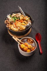 간장 베이스로 만든 육수와 다양한 어묵이 들어간 어묵탕