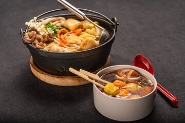 간장 베이스로 만든 육수와 다양한 어묵이 들어간 어묵탕