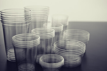 透明なコップや容器のプラスチック製品