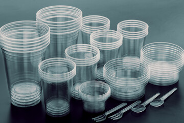 透明なコップや容器のプラスチック製品