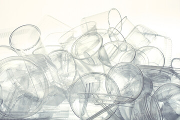 透明なコップや容器のプラスチック製品