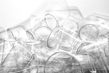 透明なコップや容器のプラスチック製品