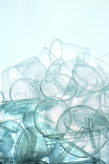 透明なコップや容器のプラスチック製品