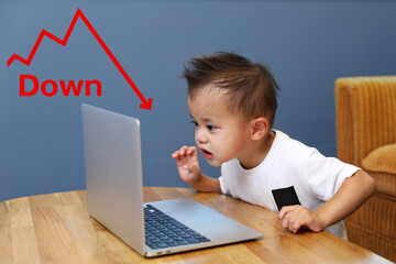 株のチャートの下落に落胆する男の子。