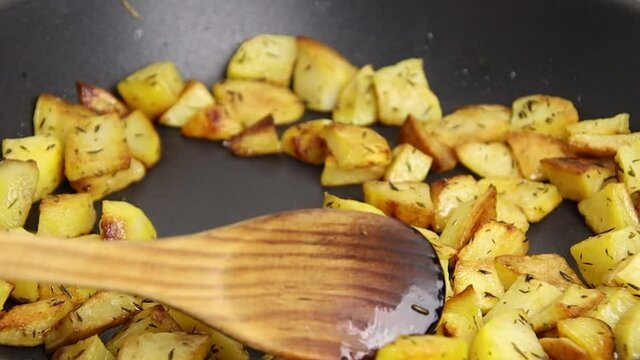 pommes de terre rissolées en train de cuire dans une poêle