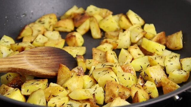 pommes de terre rissol&eacute;es en train de cuire dans une po&ecirc;le