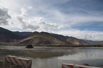 美しい風景の中にある個性的なデザインの建物