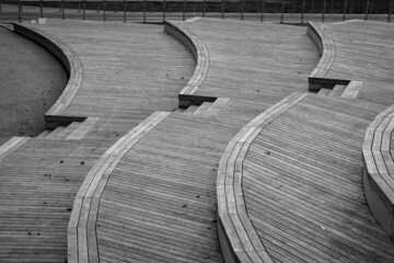 Ławki ukształtowane w fale © fafikowiec