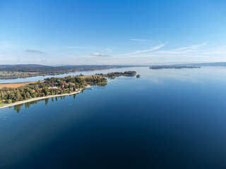 Die Halbinsel Mettnau bei Radolfzell am Bodensee, am Horizont die Insel Reichenau