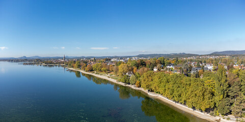 Fototapeta na wymiar Blick über die Halbinsel Mettnau zur Stadt Radolfzell am Bodensee