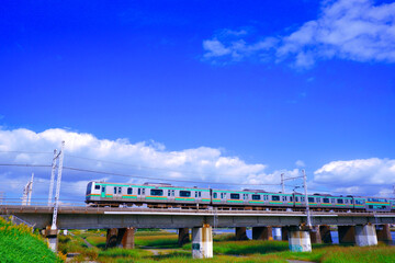 Obraz premium 青空を背景に河を渡る列車