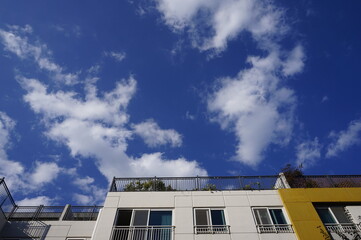 푸른 하늘과 아파트 풍경입니다.