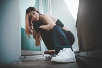 Foto auf Acrylglas Asian Fashion model girl is posing with white sneakers shoes and skateboard for street fashion © junce11