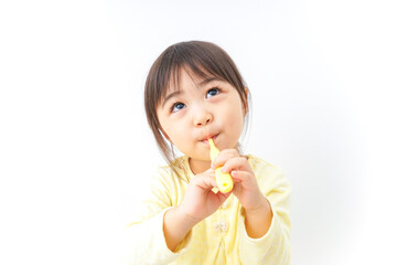 歯磨きをする子ども