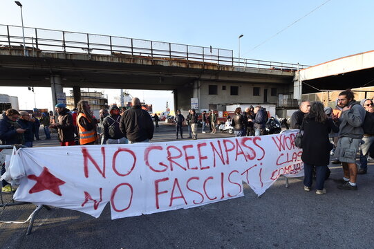 Protest against the implementation of the COVID-19 health pass, the Green Pass, in the workplace, in Genoa