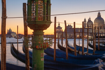 Venezia. Urna votiva tra le gondole a San Marco