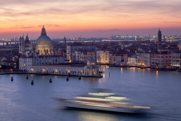Fototapeta na wymiar Venezia. Veduta con basilica dal Campanile di San Giorgio Maggiore verso la città