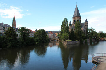 Fototapeta na wymiar protestant church (temple neuf) and river moselle in metz in lorraine (france) 