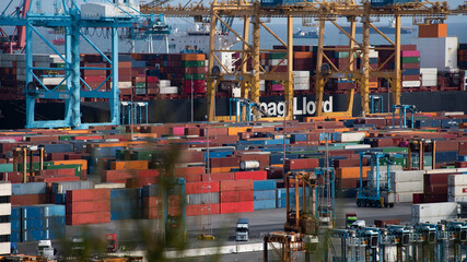Fototapeta na wymiar Gran barco de mercancías en el puerto de Barcelona