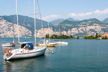 Fototapeta na wymiar Barche a vela ormeggiate sul lago di Garda