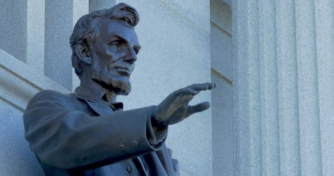 Close view of the face of Abrahan Lincoln in a sculpture.