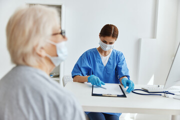 Obraz premium elderly woman and doctor Hospital visit medical office