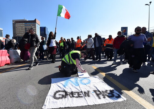 Protest against the implementation of the COVID-19 health pass, the Green Pass, in the workplace, in Genoa