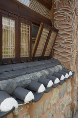 Fototapeta na wymiar 전통 한옥의 담장과 창가 풍경입니다.