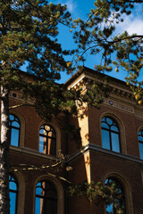 Sicht auf die Fesnter des Oberlandesgerichts in Schleswig