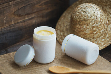 Manually obtain royal jelly, natural food
