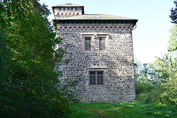 rekonstruierter Aussichtsturm auf der Ruine der Burg Aremberg, Seitenansicht am Wanderweg
