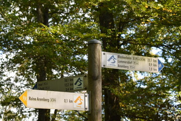 Wanderwegweiser nach Insul, Schuld und Eichenbach, zur Ruine Aremberg und das obere Ahrtal