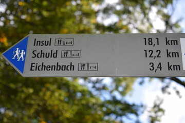 Wanderwegweiser nach Insul, Schuld und Eichenbach