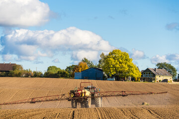 Ein Bauer mit Trecker bestellt sein  Feld im Herbst nach der Ernte