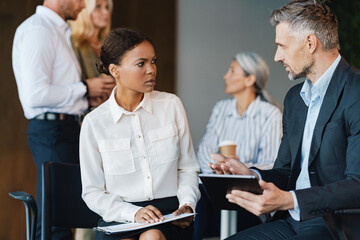 Fototapeta premium Multiracial men and women discussing project during meeting