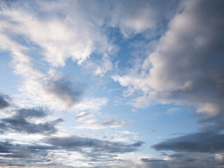 Matière de nuages sur ciel bleu couvert