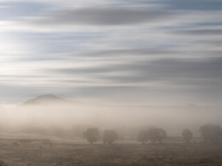 Paysage du plateau de l'aubrac dans le brouillard un matin d'automne