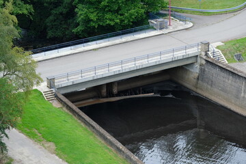 FU 2020-07-25 Belgien hin 94 eine Brücke führt über den Kanal