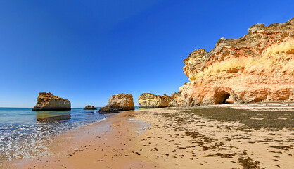 portugiesische goldene Küstenklippen im Süden   Postkarten Landschaft 
Portugal steile Küsten Landschaft Algarve  Felsen
