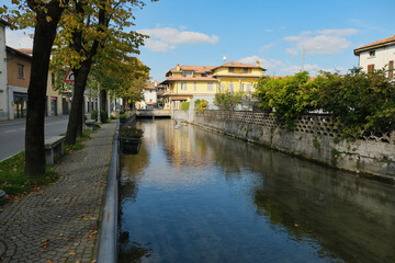 Fototapeta na wymiar Il fosso che costeggia il centro storico della cittadina di Mozzanica in provincia di Bergamo.